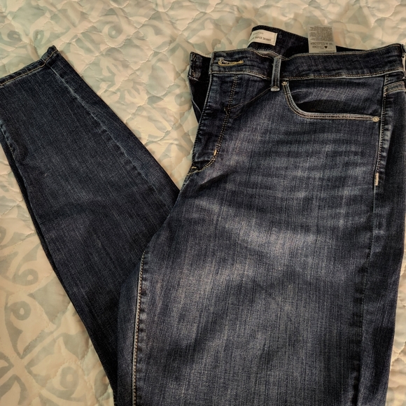 NWT.. Women's Levis Signature Super skinny, shaping jeans - Picture 12 of 12